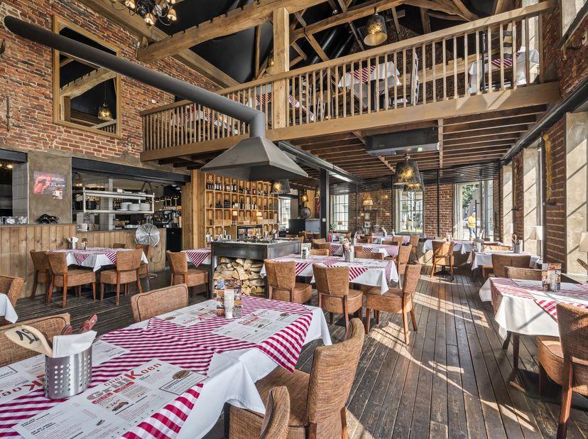 Commerce entièrement RÉNOVÉ et SPACIEUX avec un restaurant chaleureux, situé à un EMPLACEMENT PREMIUM avec une excellente visibilité au centre de Cour