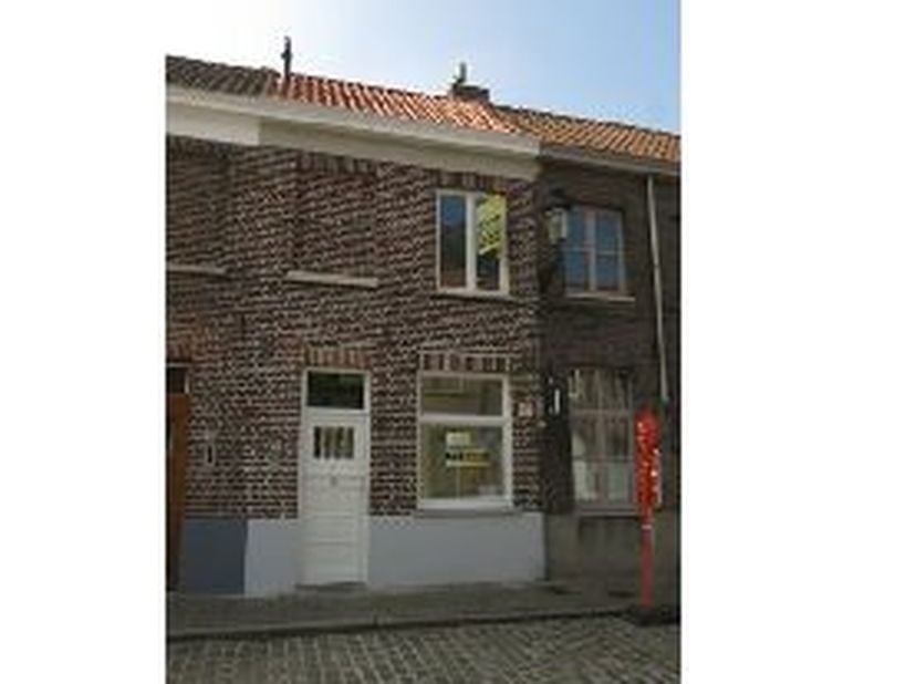 Rijhuis in de Peterseliestraat met zicht op de molens, gelegen tussen de Dampoort en Kruispoort. &lt;br /&gt;
&lt;br /&gt;
Het huis is volledig gerenoveerd in 201