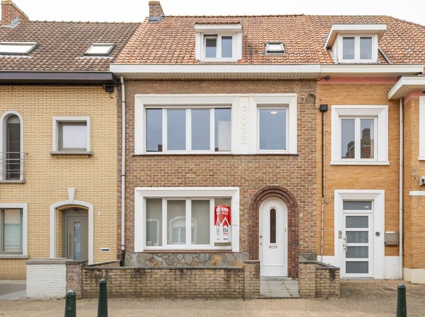 De Panne: Ruime gezinswoning met tuin en bijbouwmogelijkheden op toplocatie! Ben je op zoek naar een ruime en comfortabele gezinswoning waar rust, cen