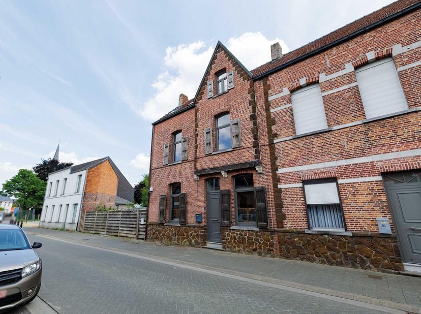 Deze charmante stadswoning, met een historische gevel ontworpen door August Leurs en gebouwd tussen 1919 en 1930, ademt authenticiteit. Gelegen op een