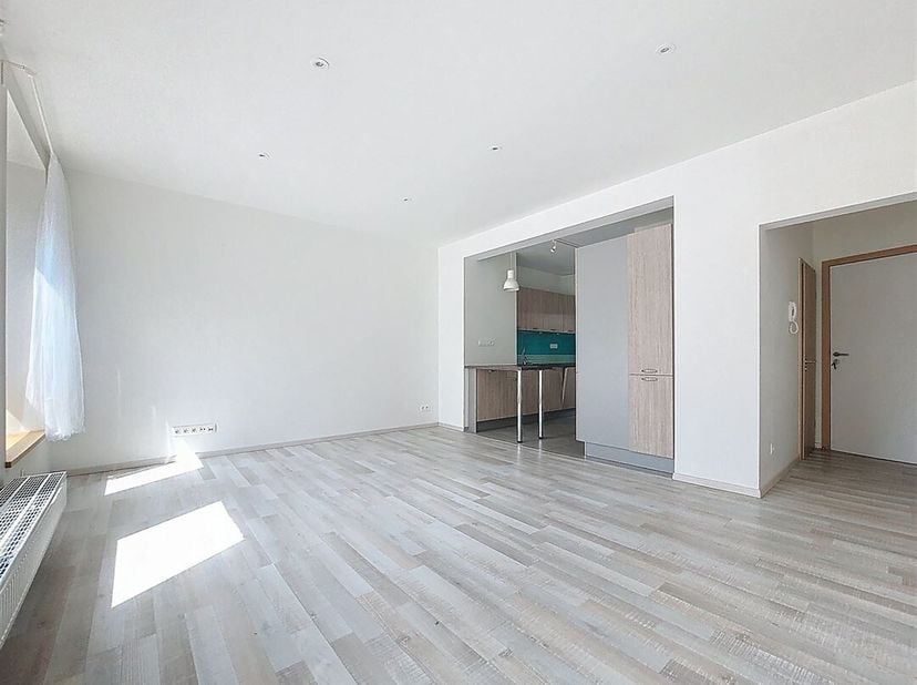 W Immobilière vous propose dans le centre d&#039;Arlon, un agréable appartement rénové, composé comme suit: hall d&#039;entrée, séjour, cuisine équipée, une cha