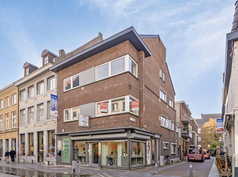 Wil jij graag je eigen zaak met woning in het centrum van Maaseik? Dan is dit je kans!&lt;br /&gt;
Op een steenworp afstand van de Markt bevindt zich deze s