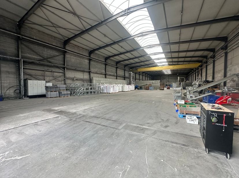 Magazijnruimte van 2.250 m² op terrein van 6.400 m² te huur, op een strategische locatie in Waregem, langs de Emiel Clausstraat 91.&lt;br /&gt;
&lt;br /&gt;
De lo
