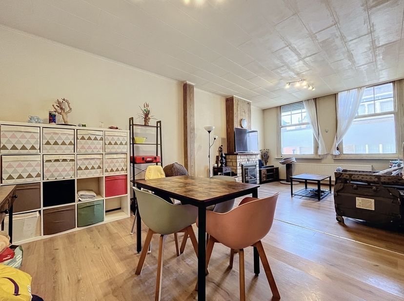 de Huisleverancier verwelkomt je in deze semi-half-open bebouwing gelegen aan Drabstraat 4 te Mortsel.  De woning werd reeds grotendeels gerenoveerd d