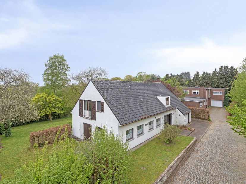 Gelegen op een uitstekende locatie in Heverlee, nabij Gasthuisberg, Imec, de autostrade, winkels, scholen en het bruisende centrum van Leuven, vindt u