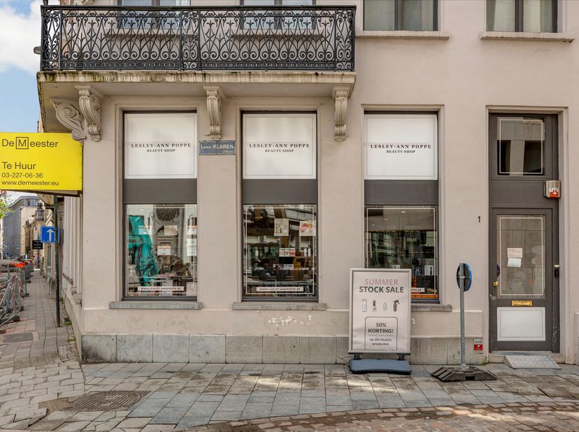 Uitzonderlijke handelsruimte op zeer centrale locatie&lt;br /&gt;
In een hoekpand gelegen, op wandelafstand van het Operaplein, nabij verscheidene kwaliteit