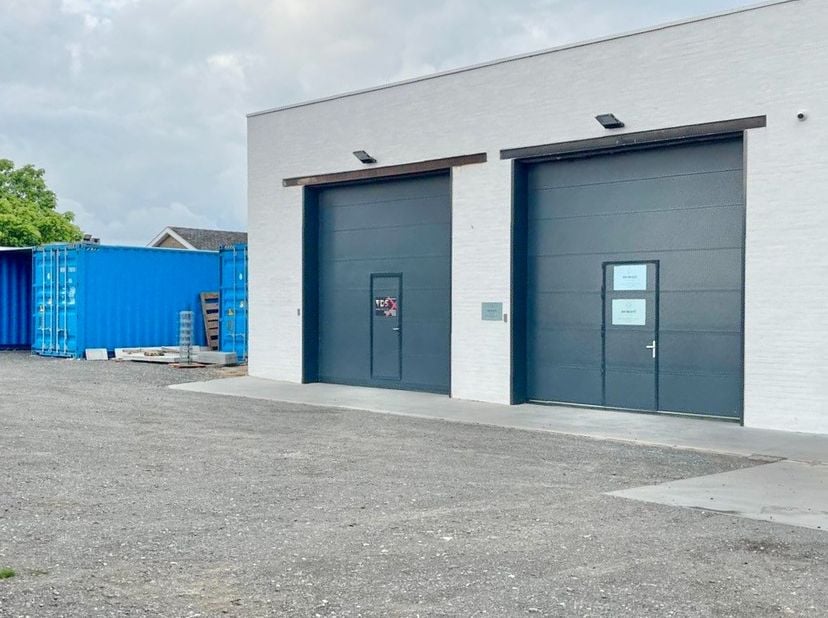 Bigfoot container voor opslag te huur op vaste locatie op beveiligde site, voorzien van camerasysteem, toegankelijk via een geautomatiseerde poort met