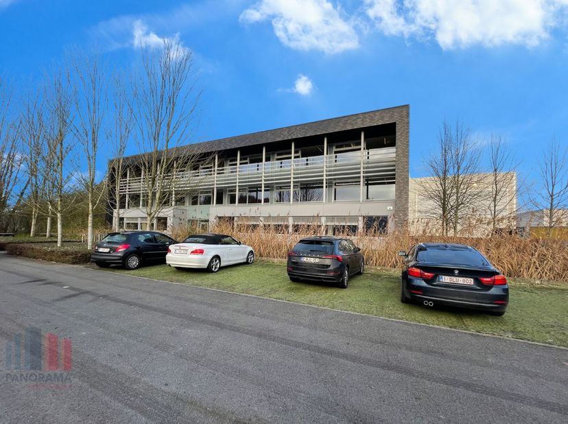 Instapklare kantoorruimte met een oppervlakte van 363 m² te huur op amper 750 m van de Knokkebaan met een onmiddellijke verbinding naar het op- en afr