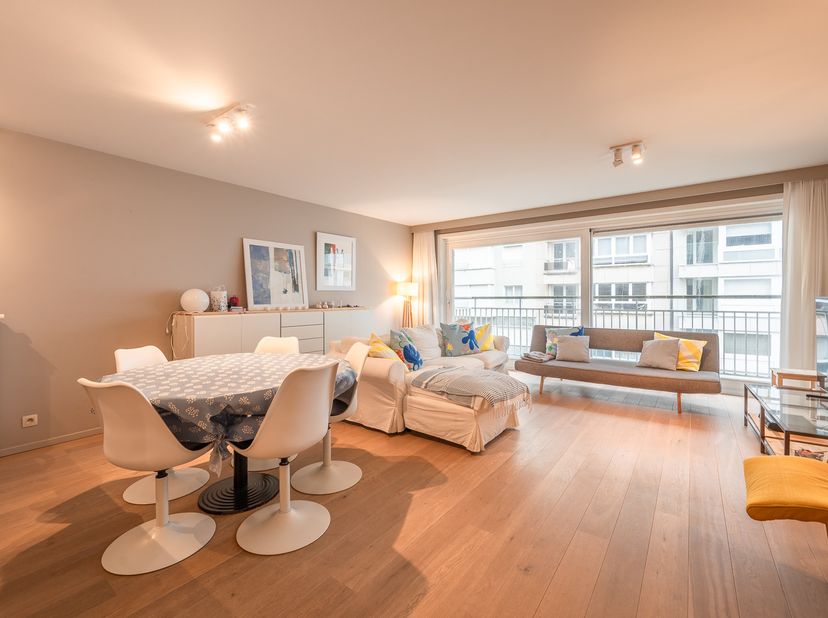 Charmant appartement meublé à Albertplage !&lt;br /&gt;
Découvrez ce magnifique appartement prêt à emménager, situé dans un immeuble récent, idéalement plac