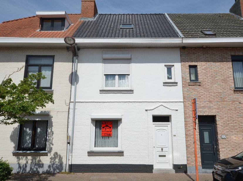 Rustig gelegen woonhuis met zonnige koer en uitweg achteraan, ideaal gelegen op wandelafstand van zee/strand, openbaar vervoer en diverse winkels.&lt;br