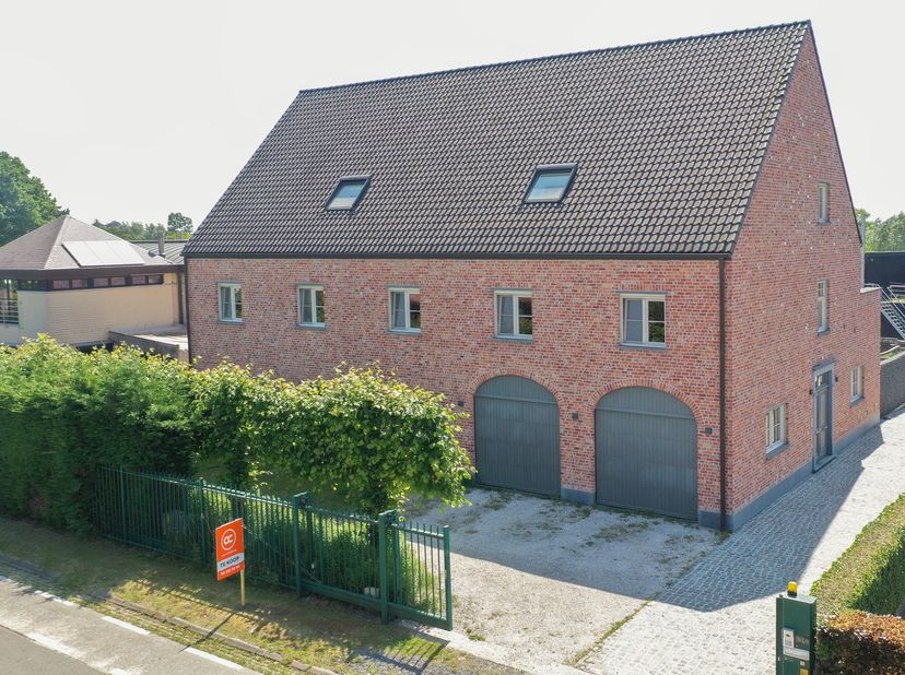 In de Gaverstraat, met vlotte verbinding naar Gent, Lokeren en Dendermonde, vind je deze ruime en kwalitatief afgewerkte woning met aansluitend polyva