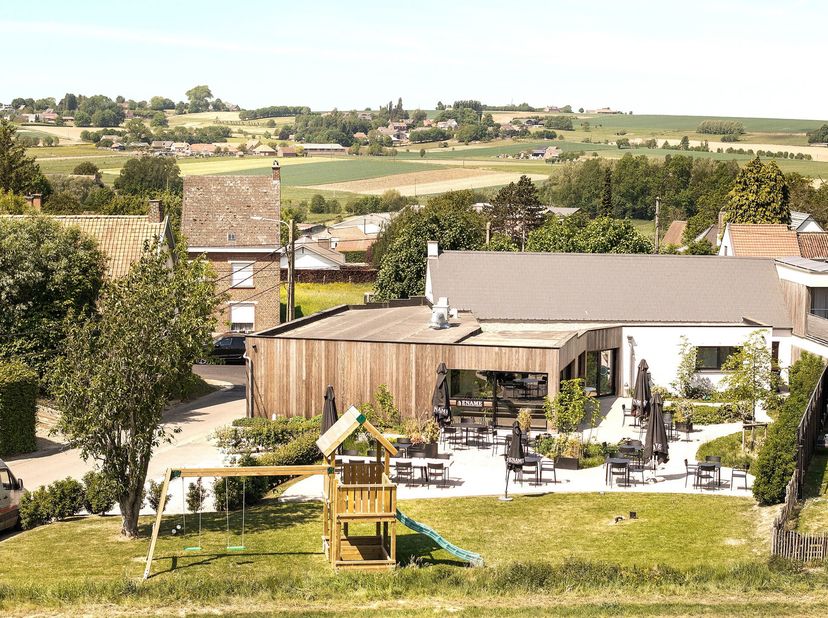 Prachtige HORECAZAAK in de Vlaamse Ardennen. Kwalitatief mooi GERENOVEERD EETCAFE met bar, geïnstalleerde PROFESSIONELE KEUKEN (overname keuken, inboe