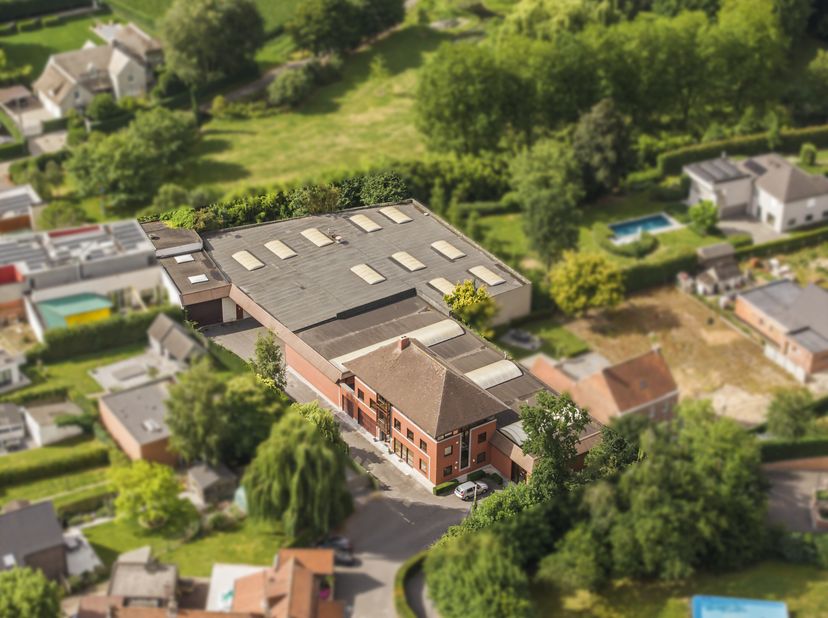 Bedrijfsgebouw van ca. 1.600 m² op een totale grondoppervlakte van ca. 3.140m² te koop in Anzegem. &lt;br /&gt;
Indeling:&lt;br /&gt;
- Magazijn van ca. 600m²&lt;br
