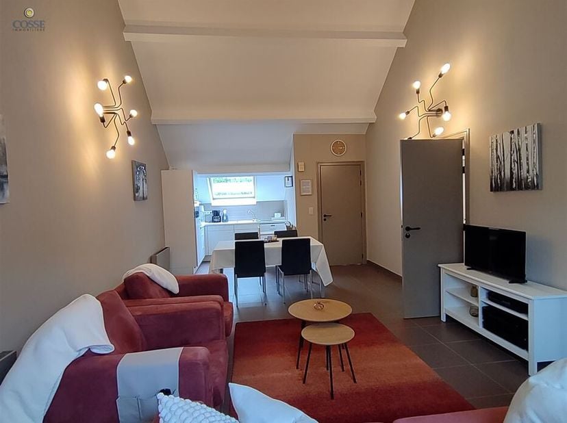 Dit charmante appartement ligt op 2 km van het centrum van Durbuy en biedt een rustige, groene woonomgeving, ideaal voor een tweede huis. De buurt is