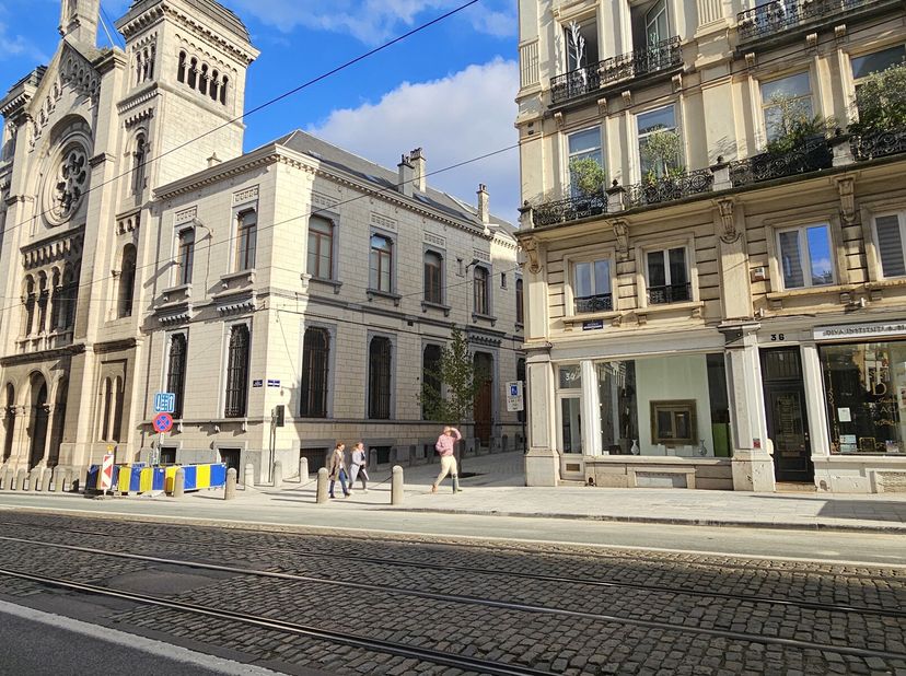 Sablon. Situé dans le prestigieux quartier du Sablon, ce rez-commercial vous séduira par sa situation stratégique (passage dense voitures et piétons)