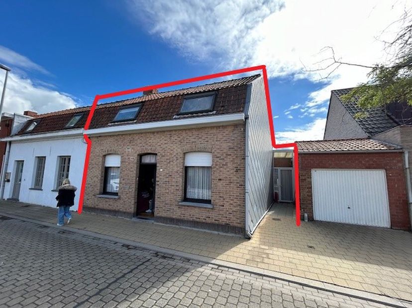 Cette propriété est idéalement située dans un quartier calme, à distance de marche de toutes les commodités.En entrant, vous accédez au salon qui comm
