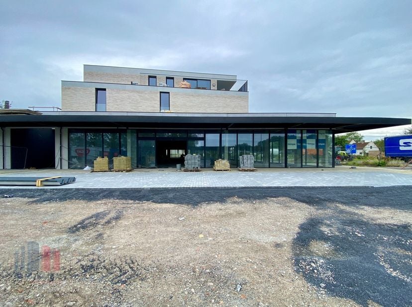 Fenomenaal gelegen nieuwbouw handelspand met een oppervlakte van 461 m² (uitbreidbaar tot 1.302 m²) te huur langs de bedrijvige Ieperse Steenweg, vlak