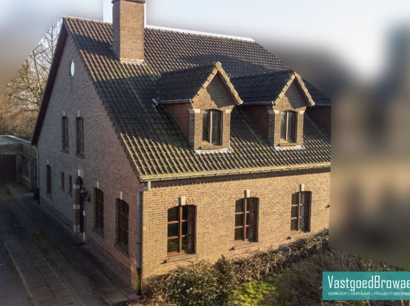 Deze te renoveren fermette is gelegen nabij tal van verbindingswegen en kan mits beperkte kosten makkelijk naar een energielabel C geraken. Vervang de