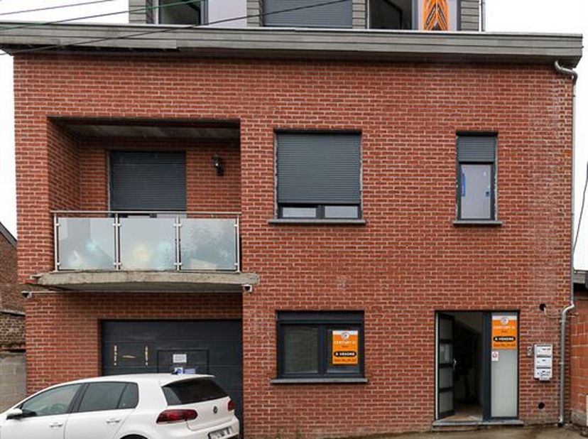 Immeuble récent sur 1 ares 90 ca divisé en trois appartements avec revenu locatif actuel de 2400€. L&#039;appartement du rez est composé d&#039;un bureau, wc sé