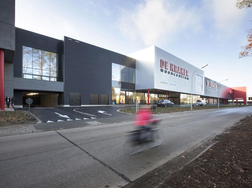 Lespace commercial casco disponible denviron 1.198 m² est situé à un emplacement de premier choix, entre Wooncentrum De Kraker et Mediamarkt. Il s&#039;agi