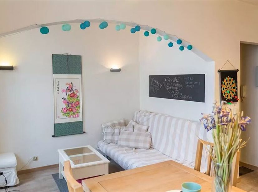 Proche de Place Flagey, proche des transports en commun, des commerces et de toutes autres commodités. Bel APPARTEMENT meublé de ± 45m² totalement rén
