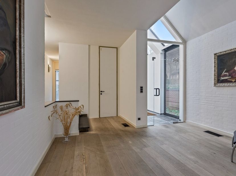 Unieke vrijstaande woning met twee woonentiteiten in het centrum van Bilzen-Hoeselt, waar rust, privacy én ruimte centraal staan!&lt;br /&gt;
&lt;br /&gt;
Op de W