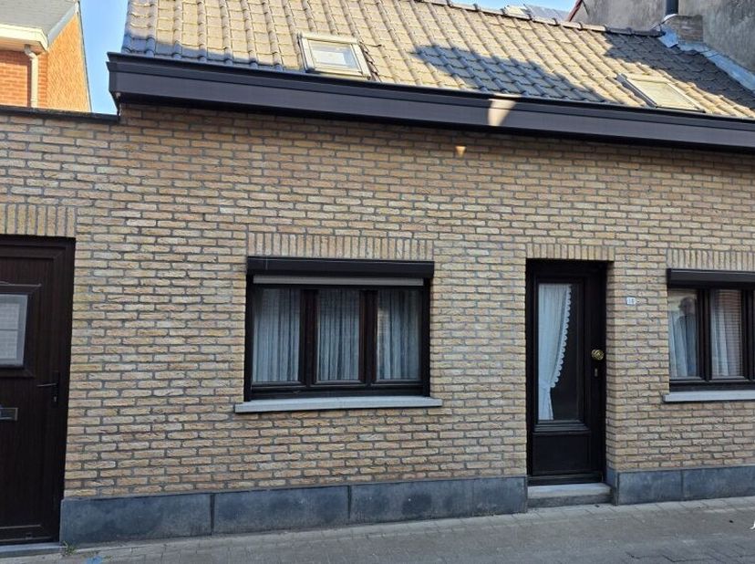 In het gezellige en groene Bornem, op wandelafstand van winkels, scholen en openbaar vervoer, bevindt zich deze knusse woning met karakter. Dankzij de
