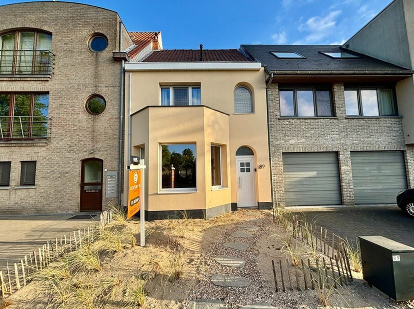 Deze charmante en recent gerenoveerde woning bevindt zich op een unieke locatie aan de ingang van een natuurgebied, op wandel- en fietsafstand van het