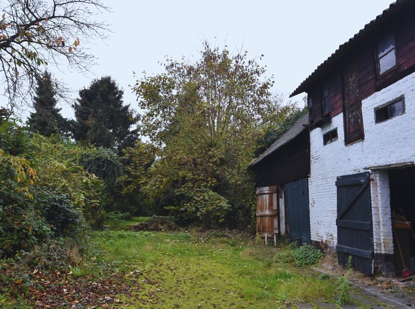 Locatie:Deze woning ligt in een rustige, landelijke omgeving met een zuidwestelijke oriëntatie, in Nieuwkerken-Waas. Het centrum van zowel Vrasene als
