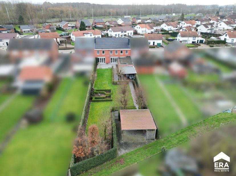 Appartementsblok met twee verhuurde appartementen en een centrale ligging nabij het centrum van Alken. Gelijkvloers appartement (181 m²): inkomhal met