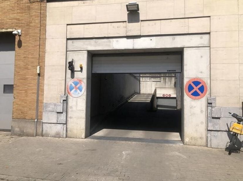 Rue de Birmingham, 57 à 1080 Bruxelles - Dans un bel immeuble, parking intérieur a vendre - Ouverture par télécommande à distance - Proximité canal et