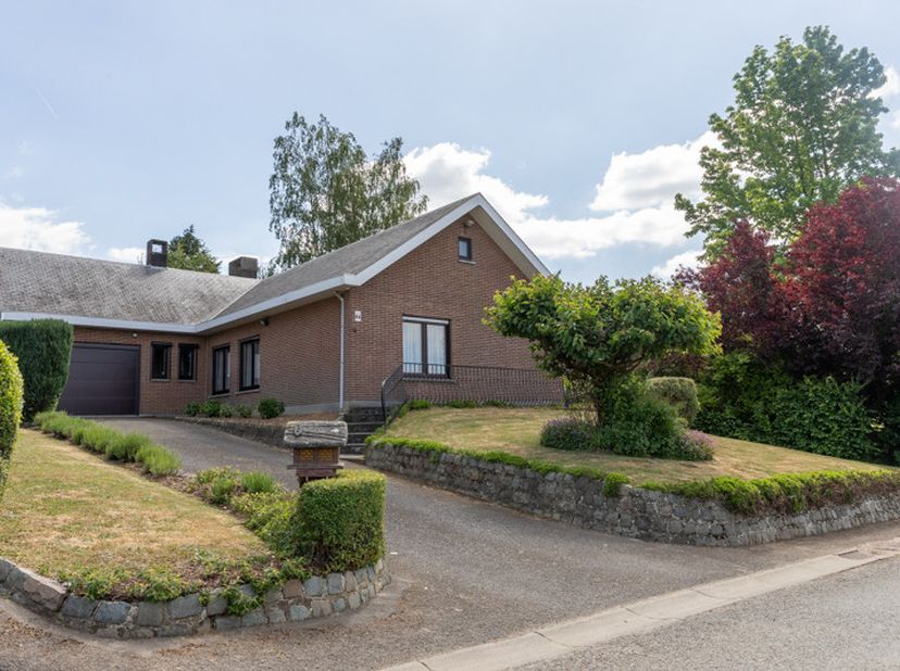 Venez visiter cette très belle villa, parfaitement entretenue, offrant une vue exceptionnelle sur la campagne de Frasnes.&lt;br /&gt;
Elle se compose d&#039;un h