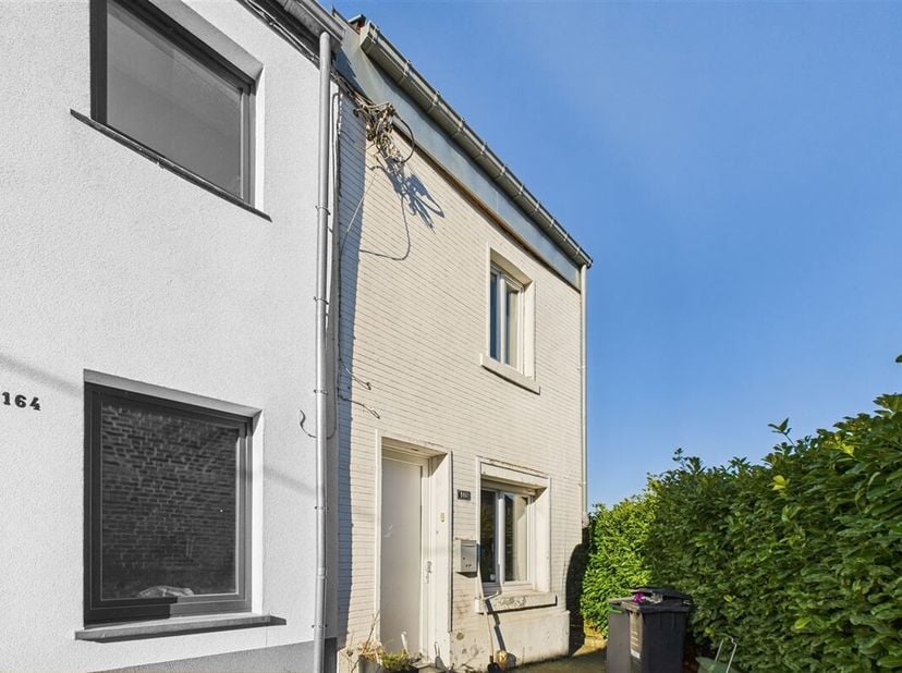 OPTION - INNOV&#039;EXPERT immobilière vous invite à venir découvrir cette coquette habitation de +/- 60 m2 habitables, idéalement située dans une rue en c