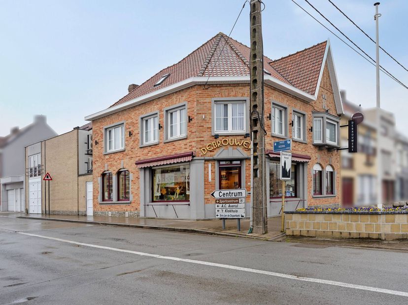 Unieke eigendom te koop! Woonhuis met commerciële ruimte en dubbele garage met mogelijkheid tot opbouw van appartement gelegen in de Kerkdreef.&lt;br /&gt;