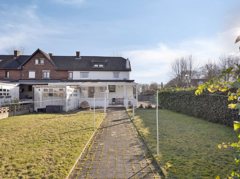 Welkom in de Spechtstraat 1 te Genk!&lt;br /&gt;
&lt;br /&gt;
We bevinden ons hier in een rustige woonbuurt te Genk-Waterschei en nabij Hoevenzavel en Thor Park.