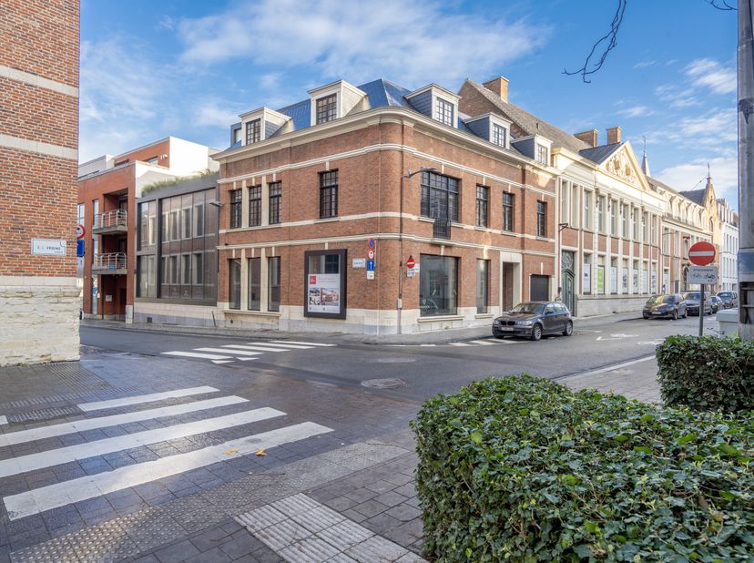 In het hart van haar historisch erfgoed, op 75 meter van de Broeltorens en uitgevend op de verlaagde Leieboorden creëerde architect Ward Van Kerckhove
