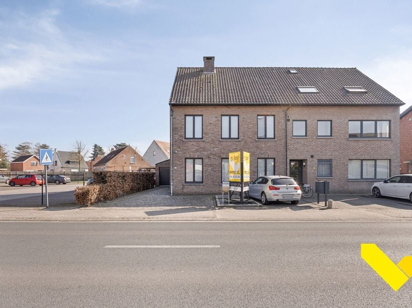 Deze woning, gelegen in het centrum van Dessel, is met een bewoonbare oppervlakte van 172m² aangenaam ruim en omvat veel &#039;natuurlijk&#039; lichtinval. Deze