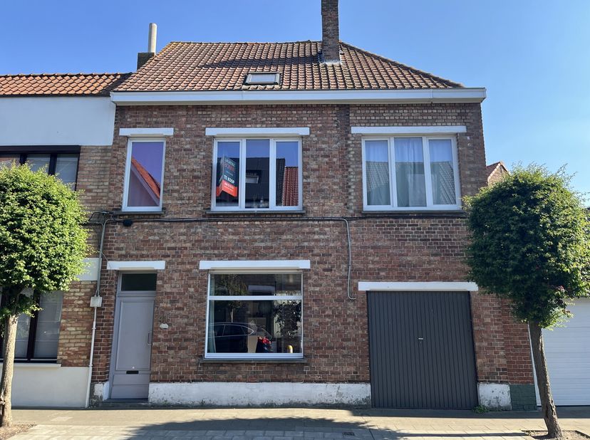 Dit pand is gelegen op wandelafstand van het centrum van Brugge en biedt een vlotte verbinding via de snelwegen én het station van Brugge.&lt;br /&gt;
De wo