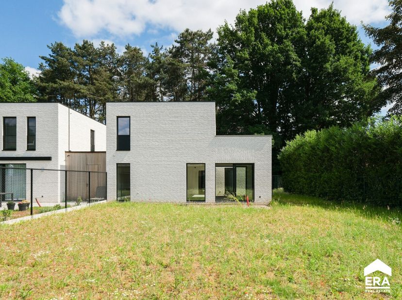 Deze knappe nieuwbouwwoning, gelegen in een nieuwe verkaveling tussen de Mosselerlaan en de Reindpadstraat in Genk, maakt deel uit van project Zavelve