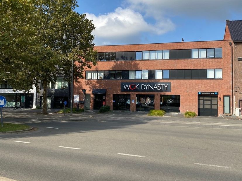 Uniek commercieel gebouw voor handel met 13 ondergrondse parkings, 3 buitenparkings en 3 duplex appartementen met terras op een  toplocatie te Hasselt