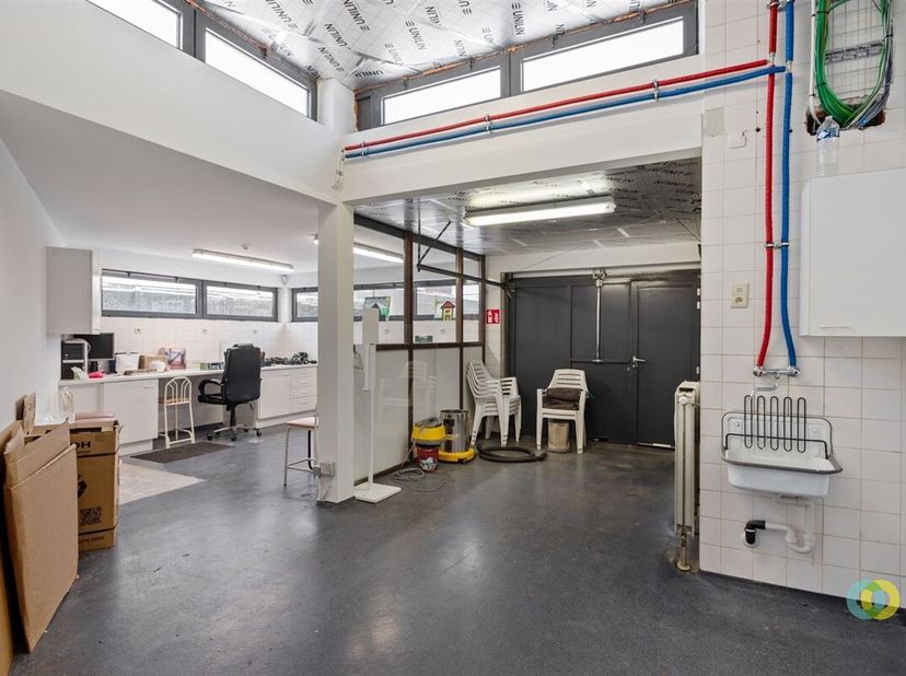 Vous êtes à la recherche d&#039;un bureau parfaitement équipé ? Cette propriété spacieuse de 420 m² offre tout ce dont vous avez besoin pour un lieu de tra