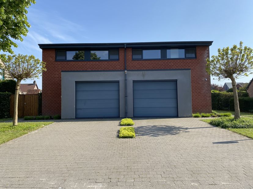 Instapklare lichtrijke villa&lt;br /&gt;
&lt;br /&gt;
4-slaapkamervilla met lichtrijke indeling én grote berguimtes, dubbele inpandige garage en mooi aangelegde z