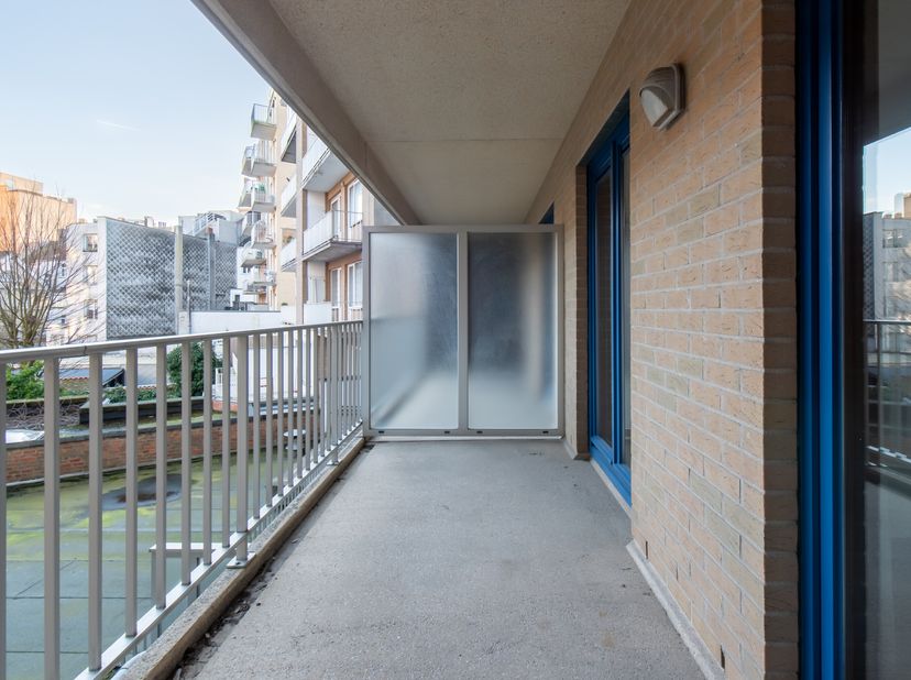 Cet appartement bien entretenu de 2 chambres à vendre est situé le long de la Koningsstraat, à quelques pas des commerces, des transports en commun, d
