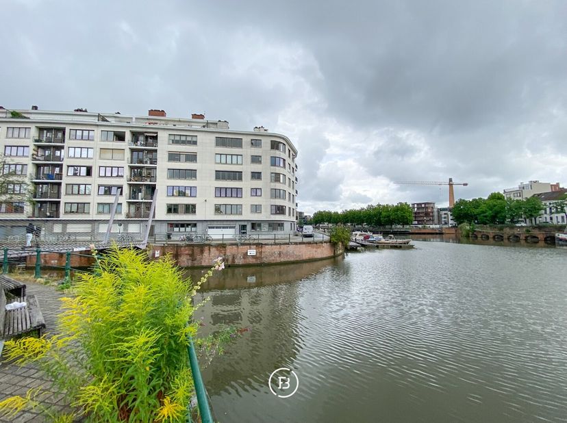 Op een centrale en strategische locatie in Gent, in de directe omgeving van Portus Ganda en het gerenoveerde zwembad Van Eyck, worden twee ondergronds