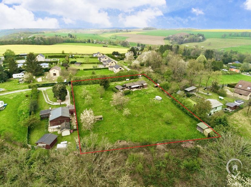 Vos Agences Condrogest Dinant vous propose ce chalet à rénover sur les hauteurs de la vallée mosane, au cur des campagnes hastièroise. Situé sur une g