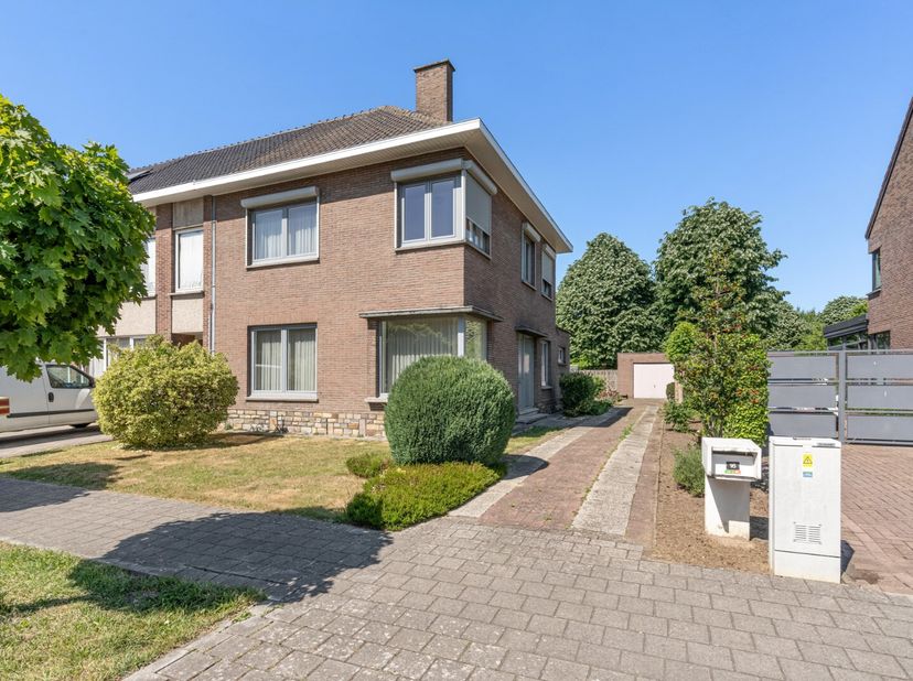 Op te frissen gezinswoning met 3 slaapkamers, ruime ingerichte zolder, veranda en garage op een perceel van 4a14ca. Gelegen in een residentiële omgevi