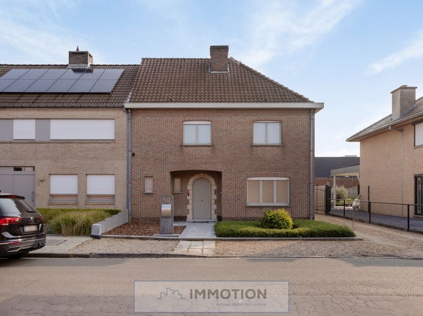 Ruime halfopen bebouwing met voortuin, terras, zonnige tuin, oprit en dubbele garage achteraan het perceel.&lt;br /&gt;
&lt;br /&gt;
Bij het betreden van de wonin