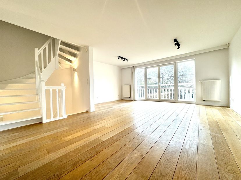 Gelegen in Ukkel in een rustige straat en dichtbij de Wereldwinkel en winkels - mooi huis met 2 gevels, met een woonoppervlakte van 220m², verdeeld ov