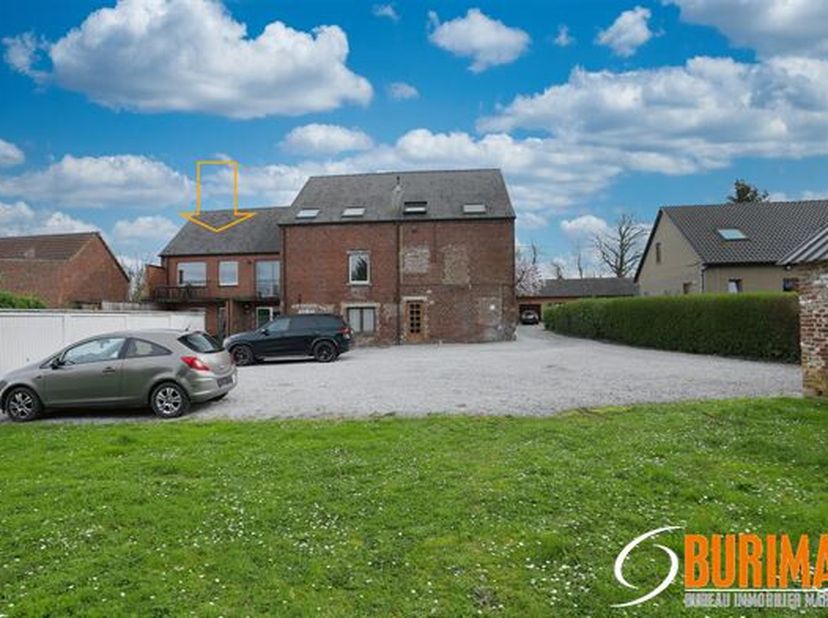 Jamioulx appartement met één slaapkamer te koop, momenteel verhuurd aan 635 euro/maand, hal, woonkamer met terras, ingerichte keuken met meubels en fo