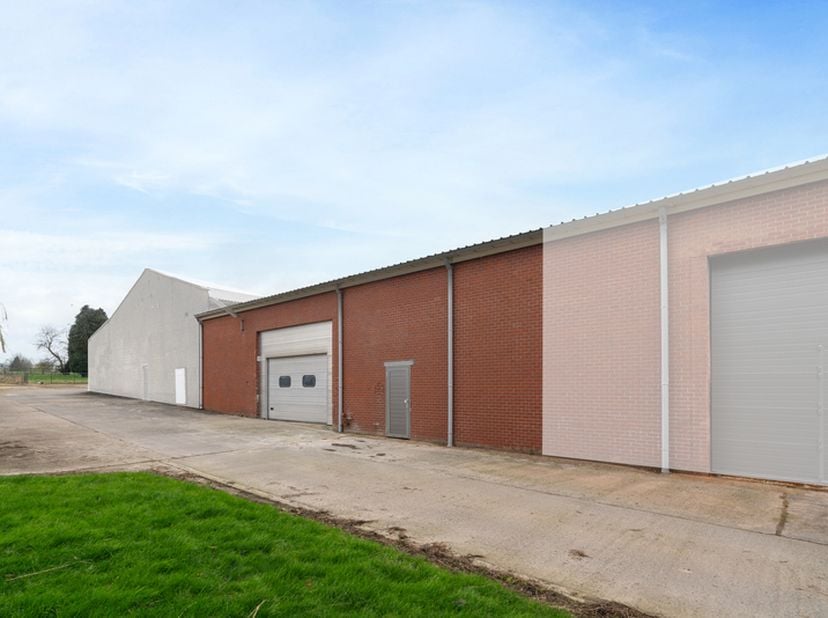 Bien professionnel à louer
                    à 9400 Ninove